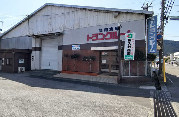 すべてのトランクルームの前に十分な駐車スペースがあります